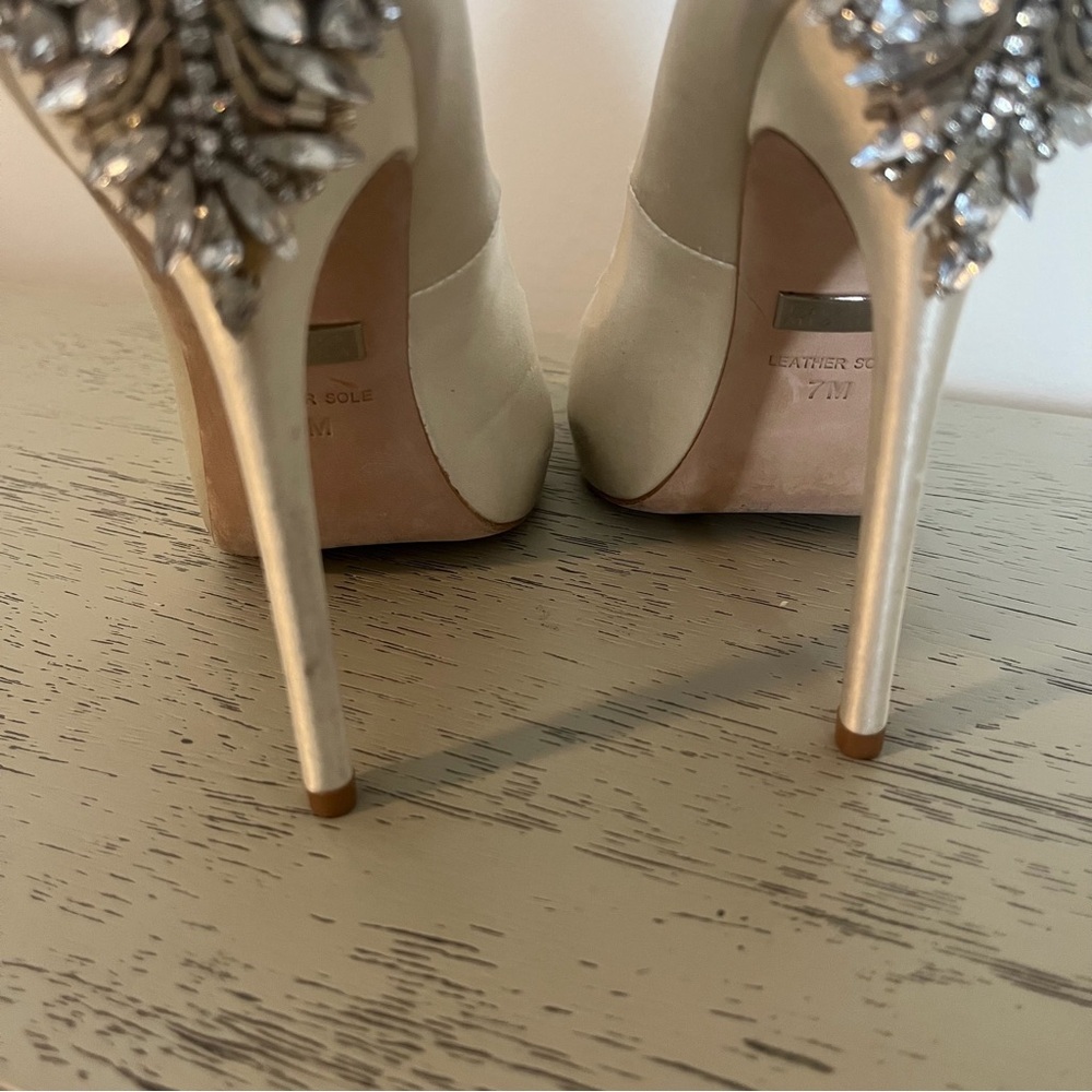 Badgley Mischka Size 7 Kiara Satin Pumps Rhinestones Jewels Open Toe FLAWS - Picture 10 of 12